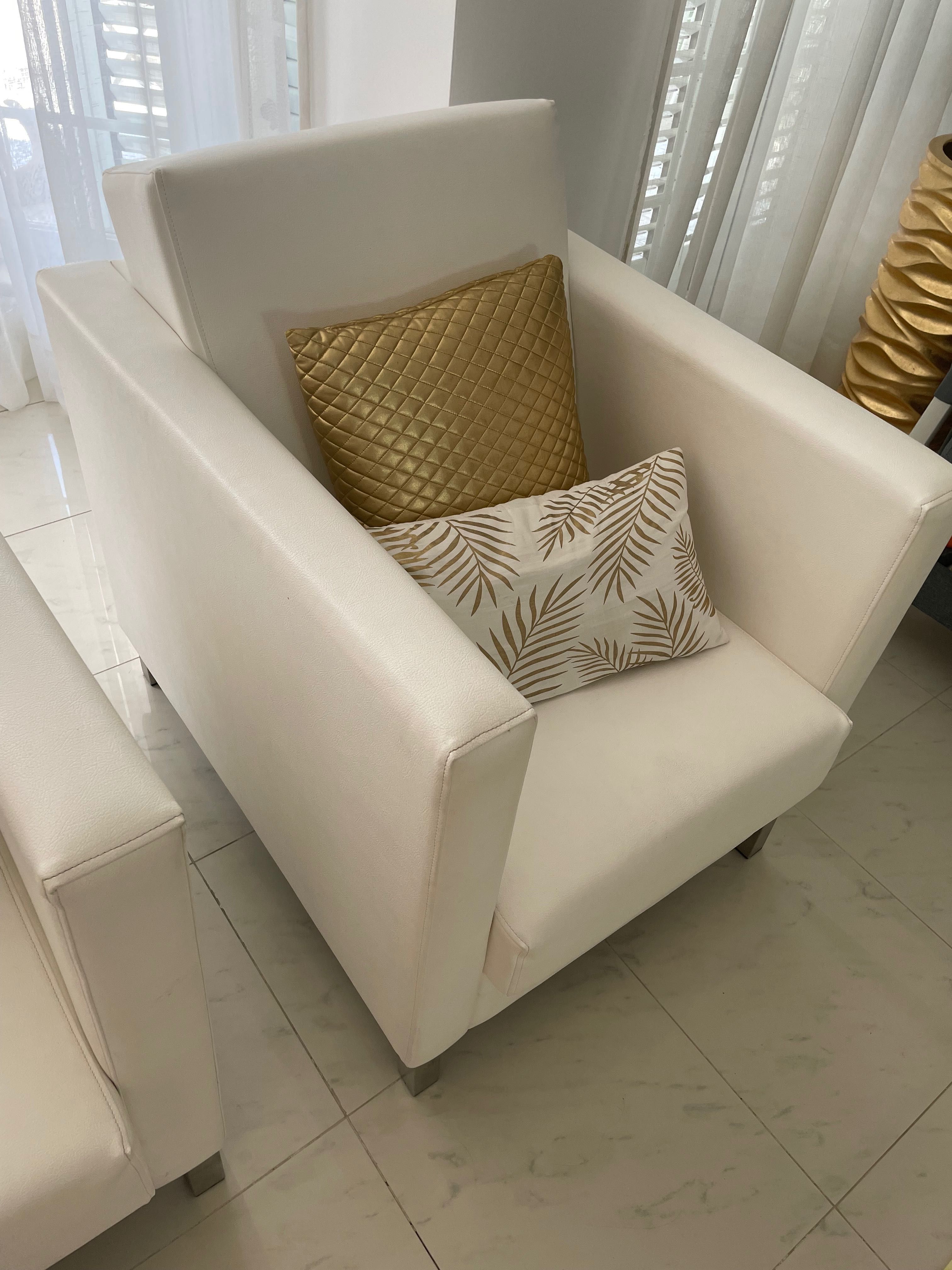 Conjunto sofá chaise long, poltronas e cadeiras de jantar