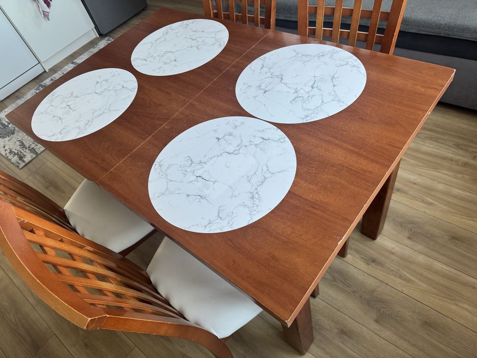 Sprzedam stół z 4 krzesłami