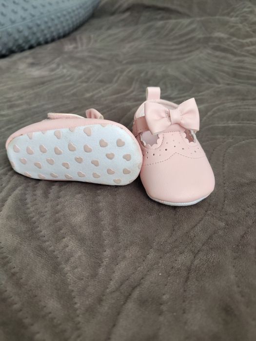 Нові капці для маленької дівчинки