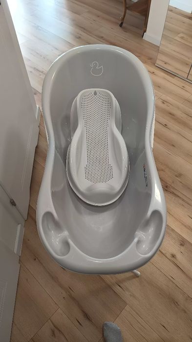 Wanienka ze stelażem składanym i ergonomicznym leżaczkiem