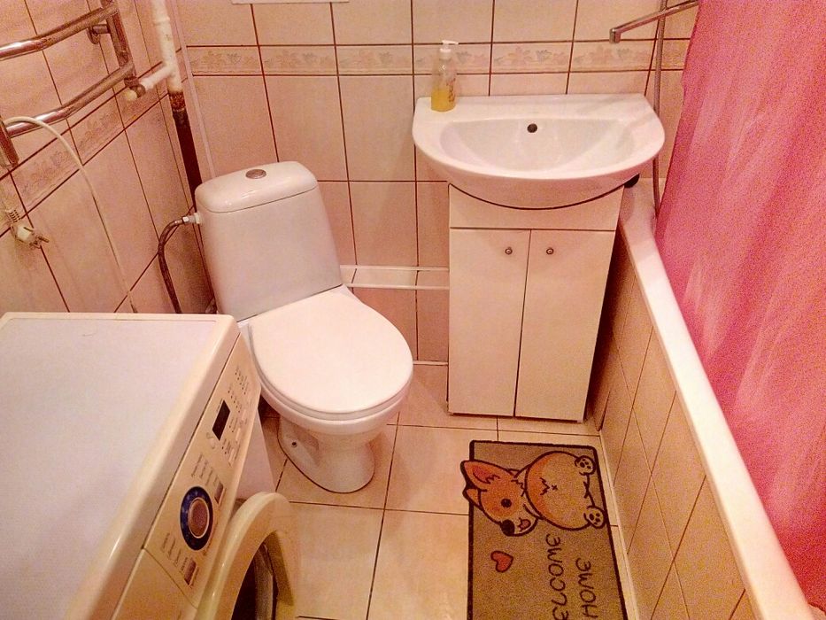 1-кім. Центр. "Злата плаза". Дзеркальна шафа навпроти ліжка. Подобово.