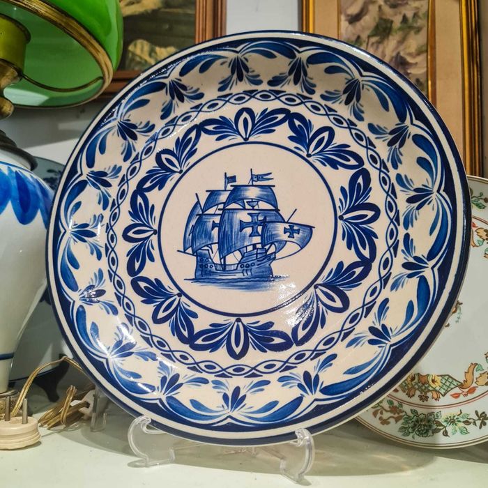 Prato Decorativo Vianagrés – Pintado à Mão – Motivo Caravela