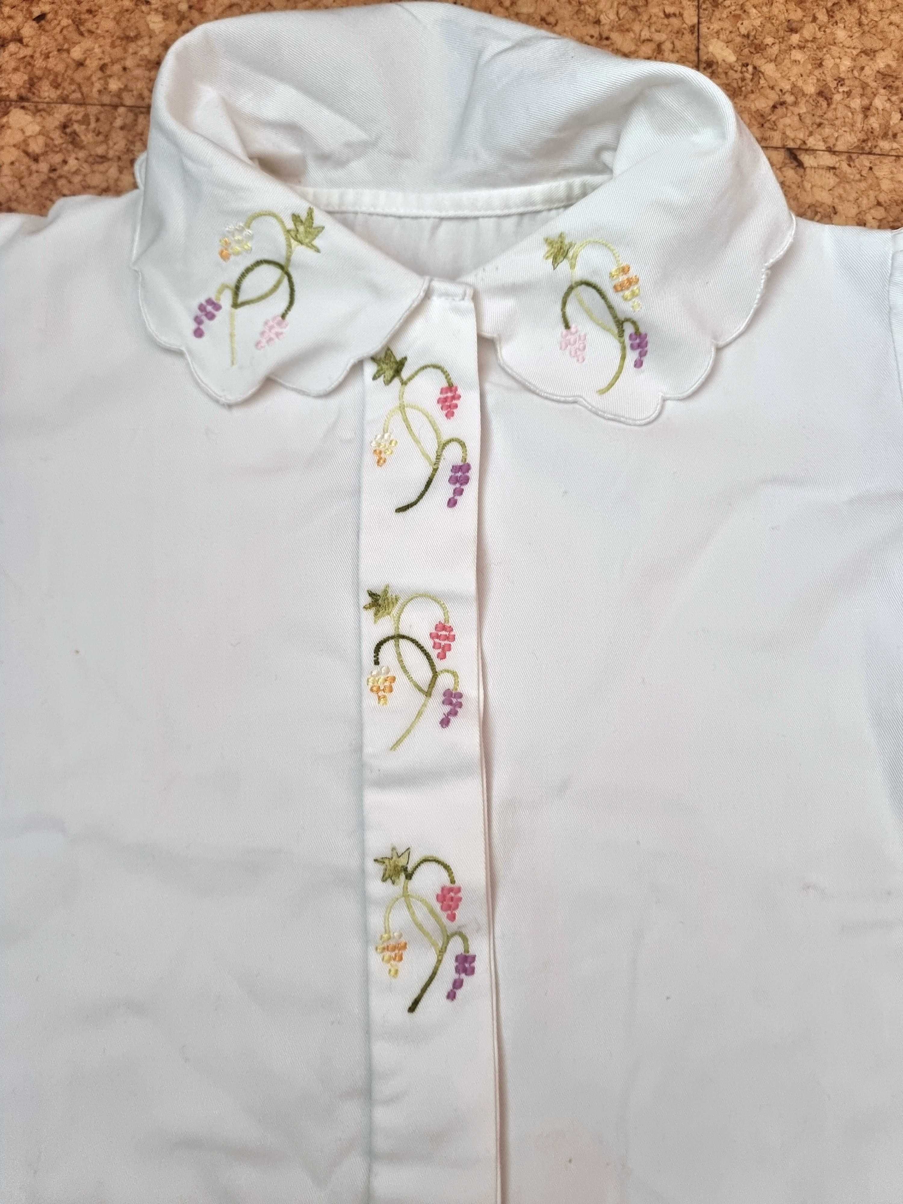 Camisa branca com detalhes de cachos de uvas, 3/4 anos