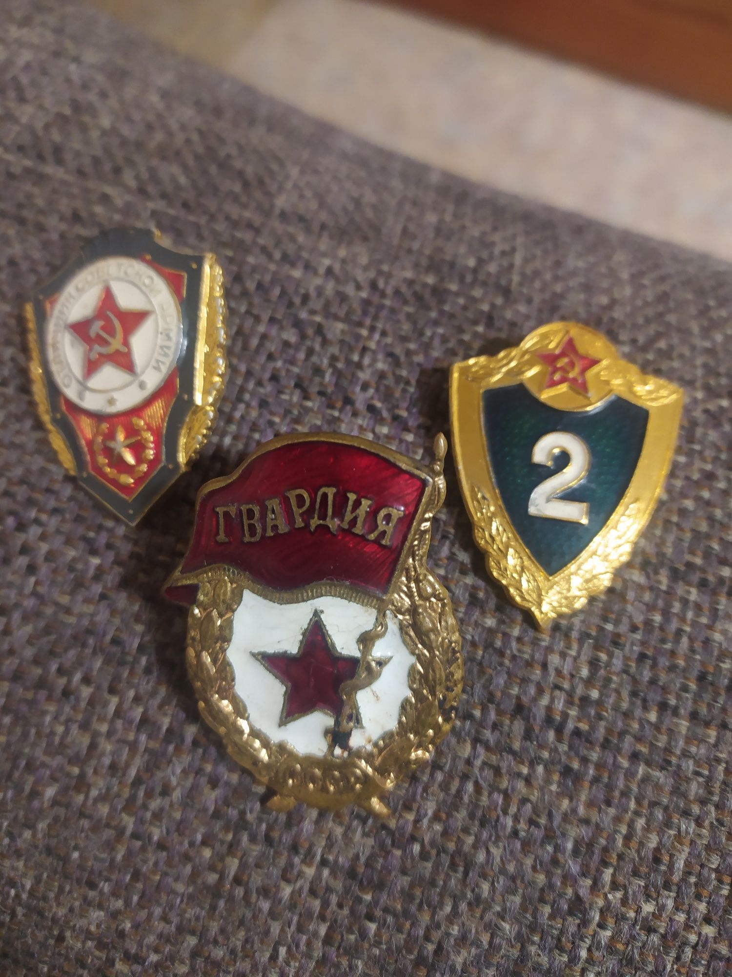 Продам значки военные