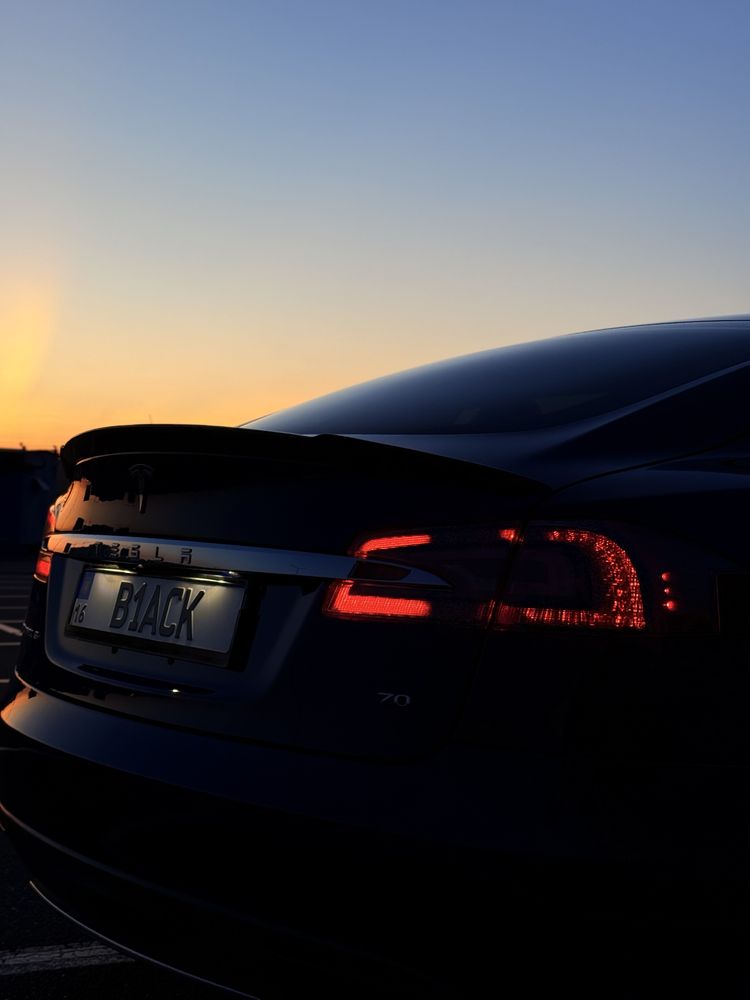 Tesla Model S 2015