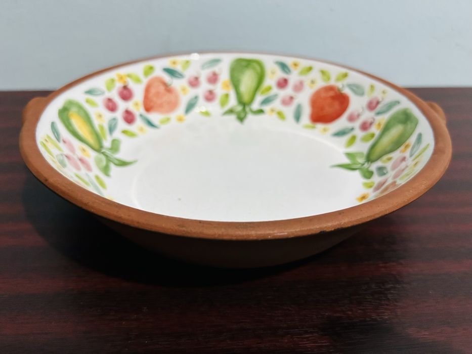 Tigela de barro pintada a mao