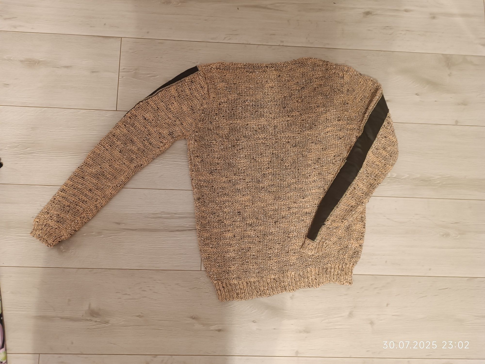 Sweter brązowy z czarnymi wstawkami S łososiowy