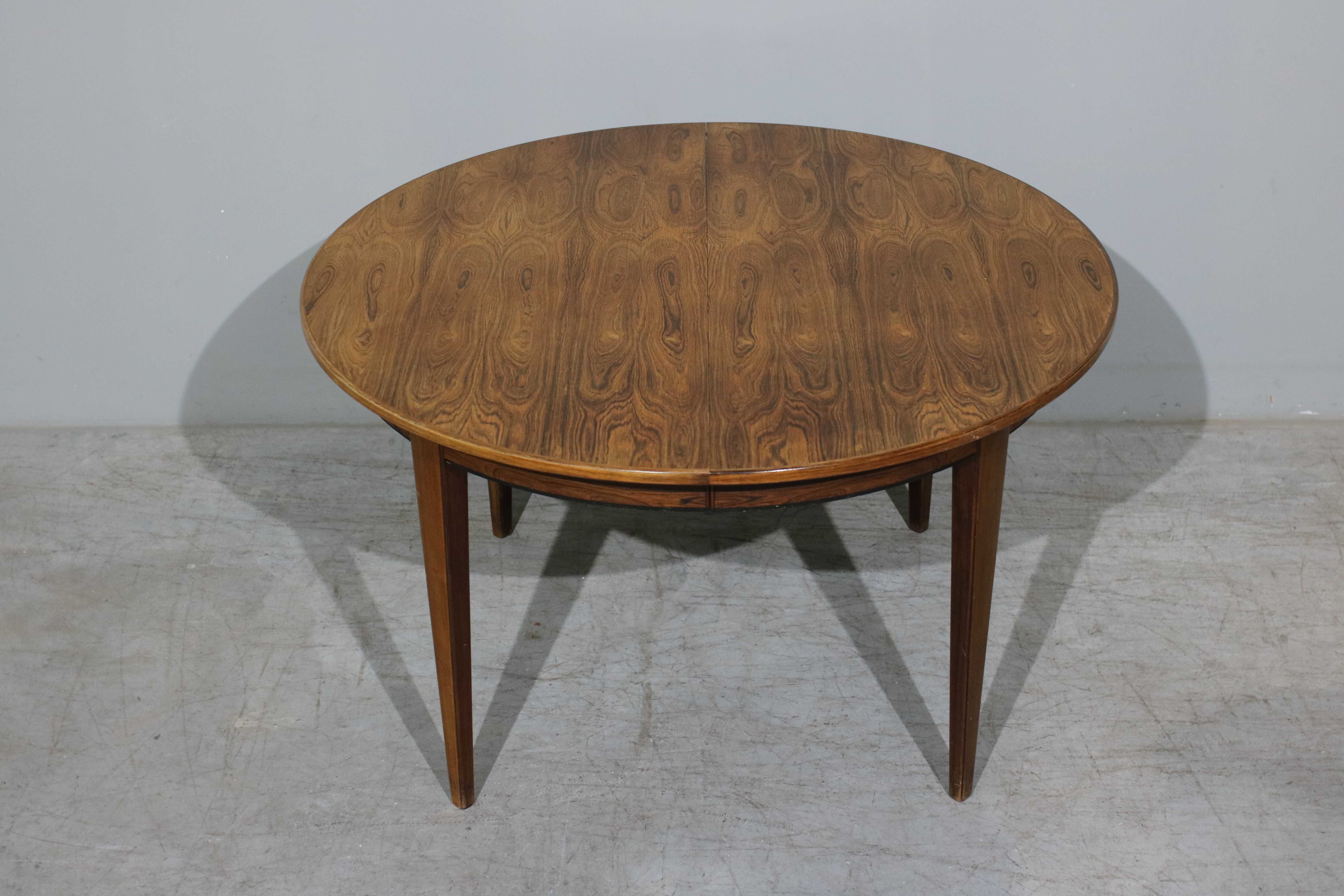 Mesa de jantar extensível Omann Jun modelo 55 em pau santo