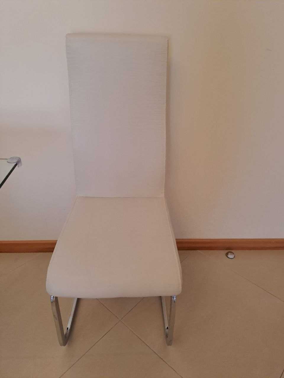 Conjunto mesa de jantar c/ tampo de vidro + 4 cadeiras brancas