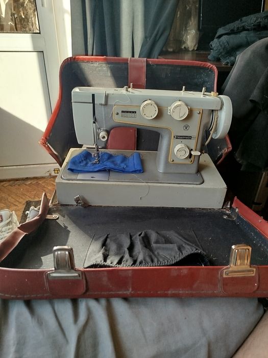 Швейная машинка Подольск 142 без привода рабочая