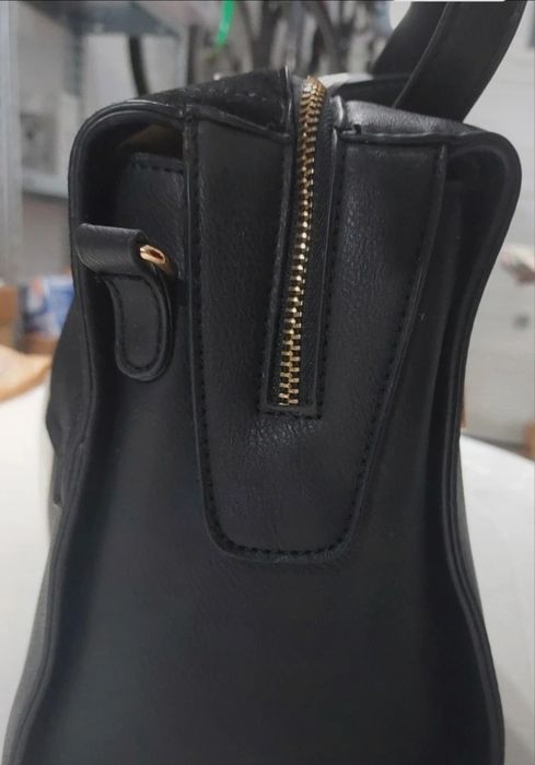 Mala preta em couro sintético