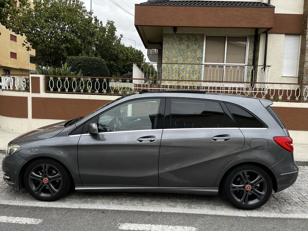 Mercedes Benz B180d Automatica com pack AMG c/ Teto de abrir