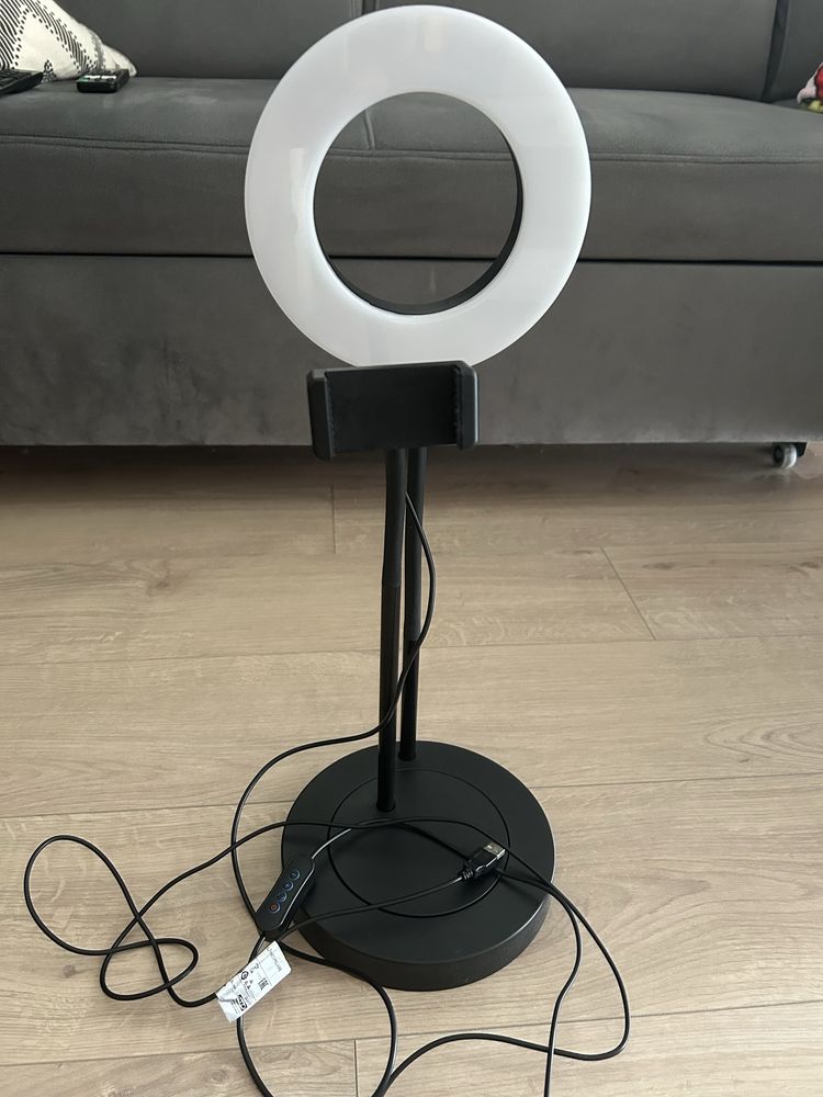 Lampa pierscieniowa i uchwyt na telefon