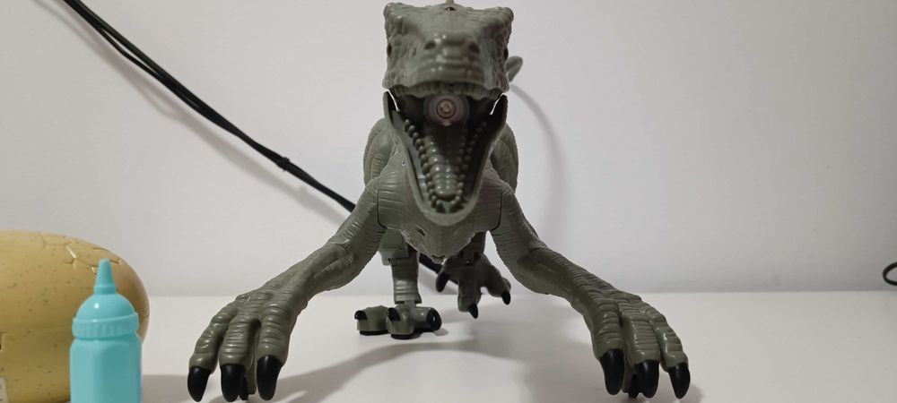 Dinosauro velociraptor blue telecomandado com sons e fumo da boca