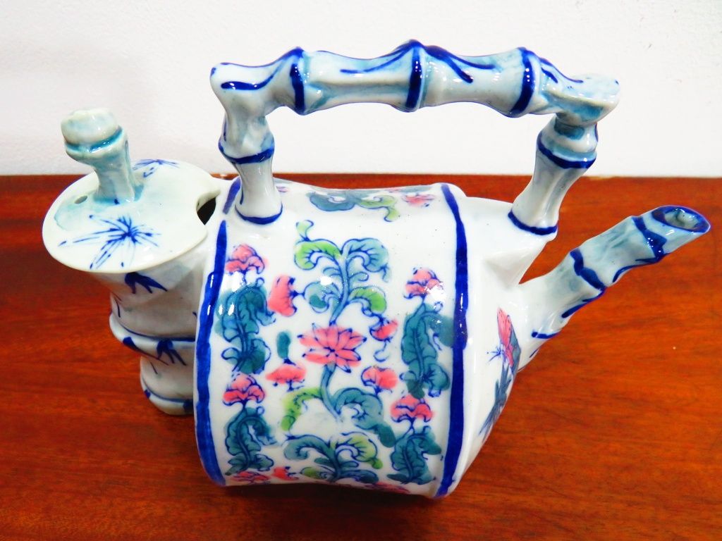 Bule em porcelana.