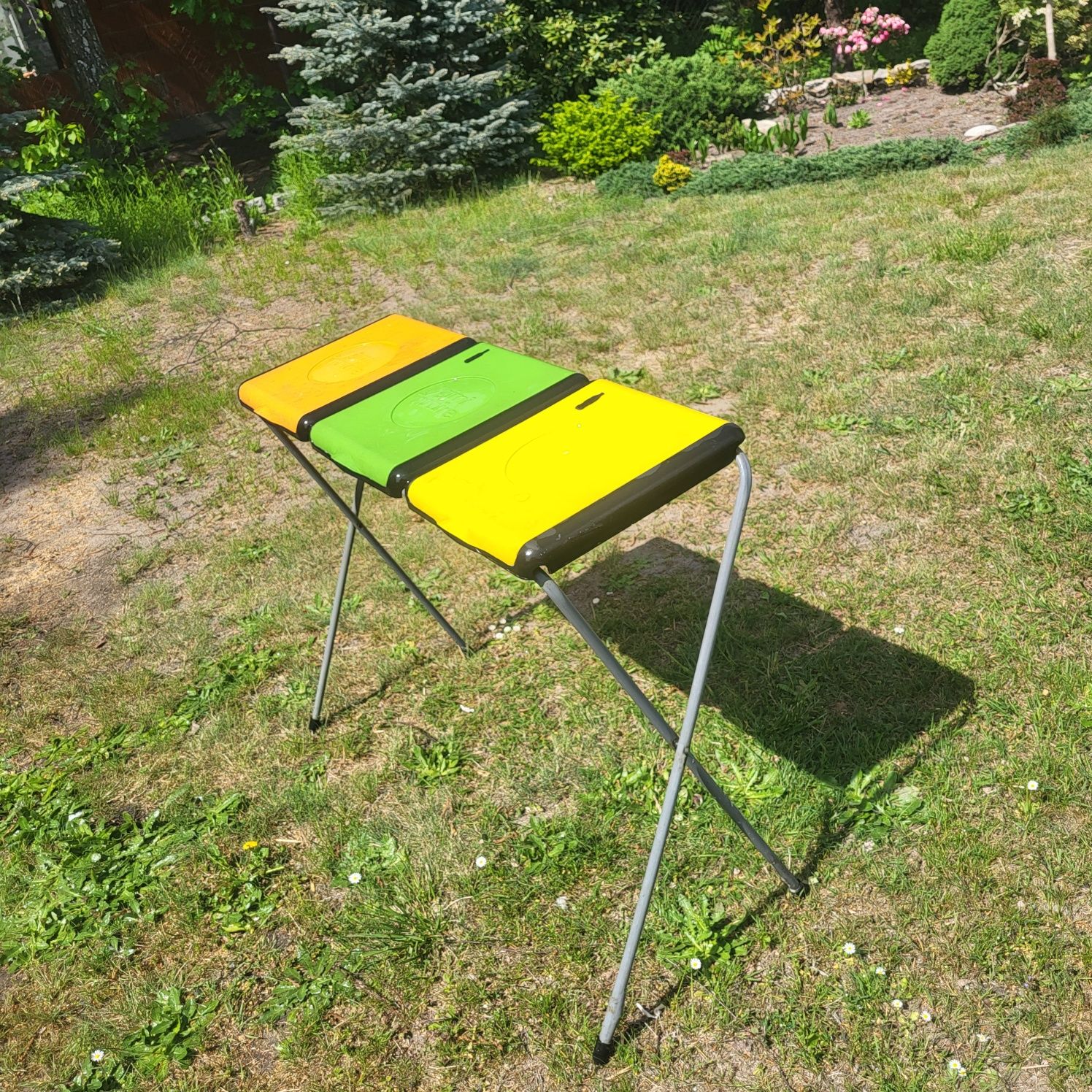 Stojak na worki do segregacji odpadów.