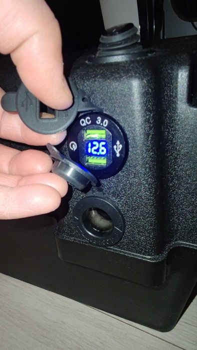 Akumulator AGM 12v 100Ah, z pojemnikiem i  gniazdami USB, zapalniczka.