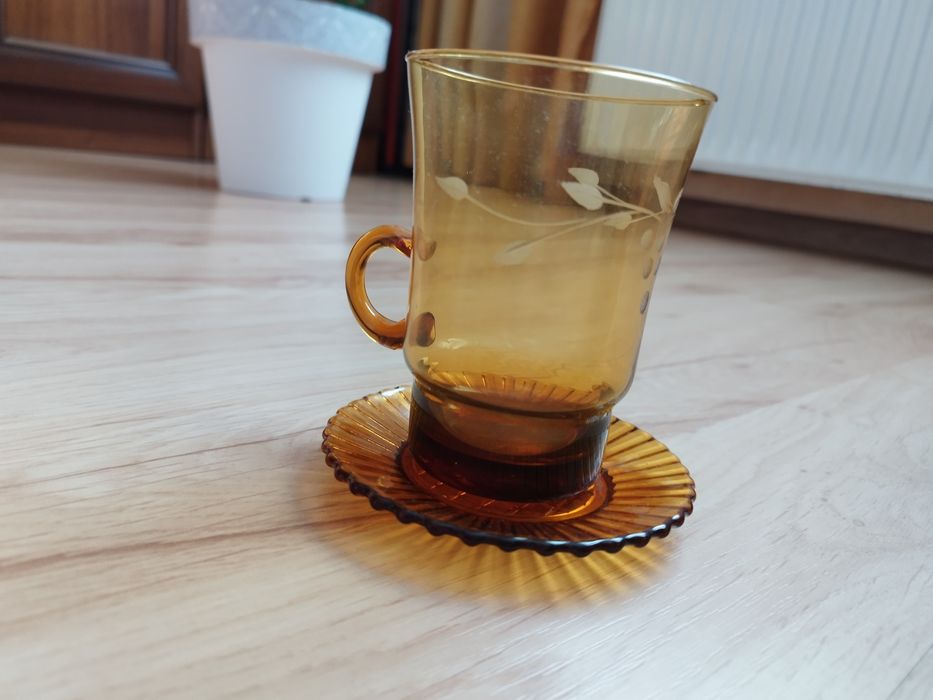 Zestaw szklanek z talerzykami