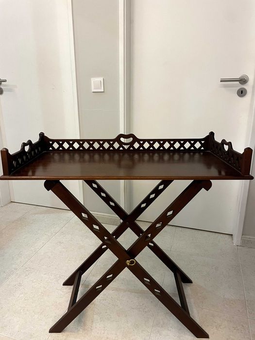 Mesa antiga em madeira maciça com tabuleiro amovível