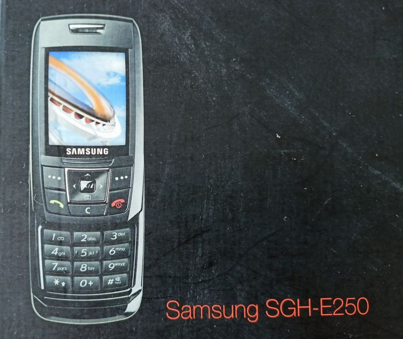 Zasilacz sieciowy ładowarka do telefonu Samsung SGH-E250 w opakowaniu.