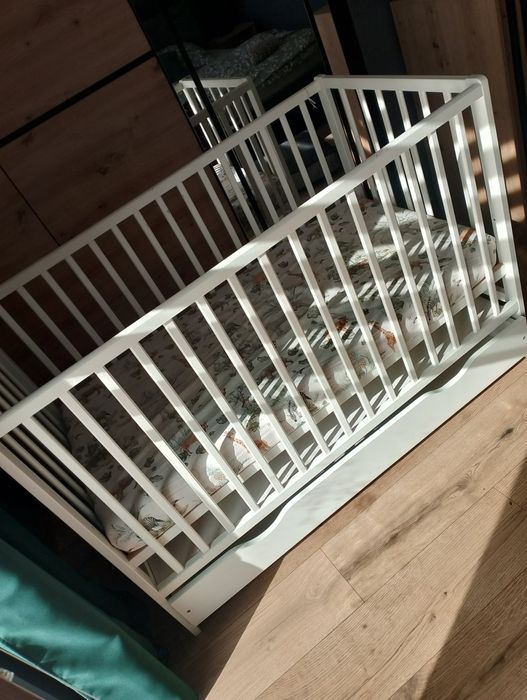 Białe łóżeczko z szufladą 120x60 z materacem