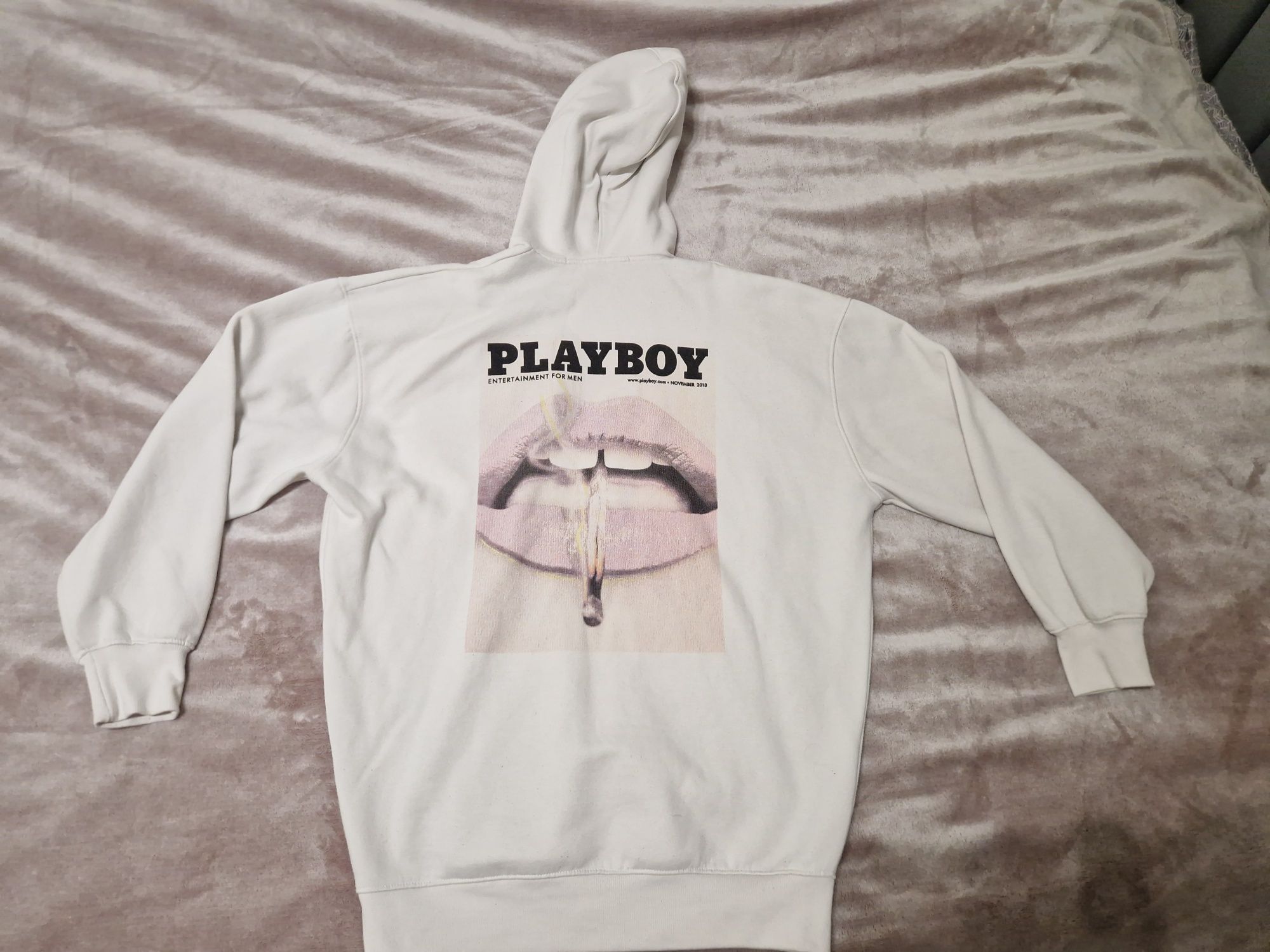 Biała bluza playboy
