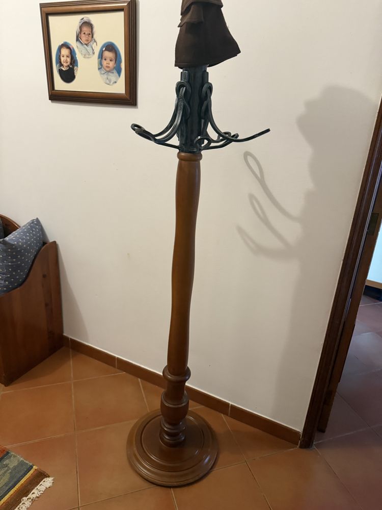 Cabide madeira cerejeira maciça e ferro forjado 1.70 mt
