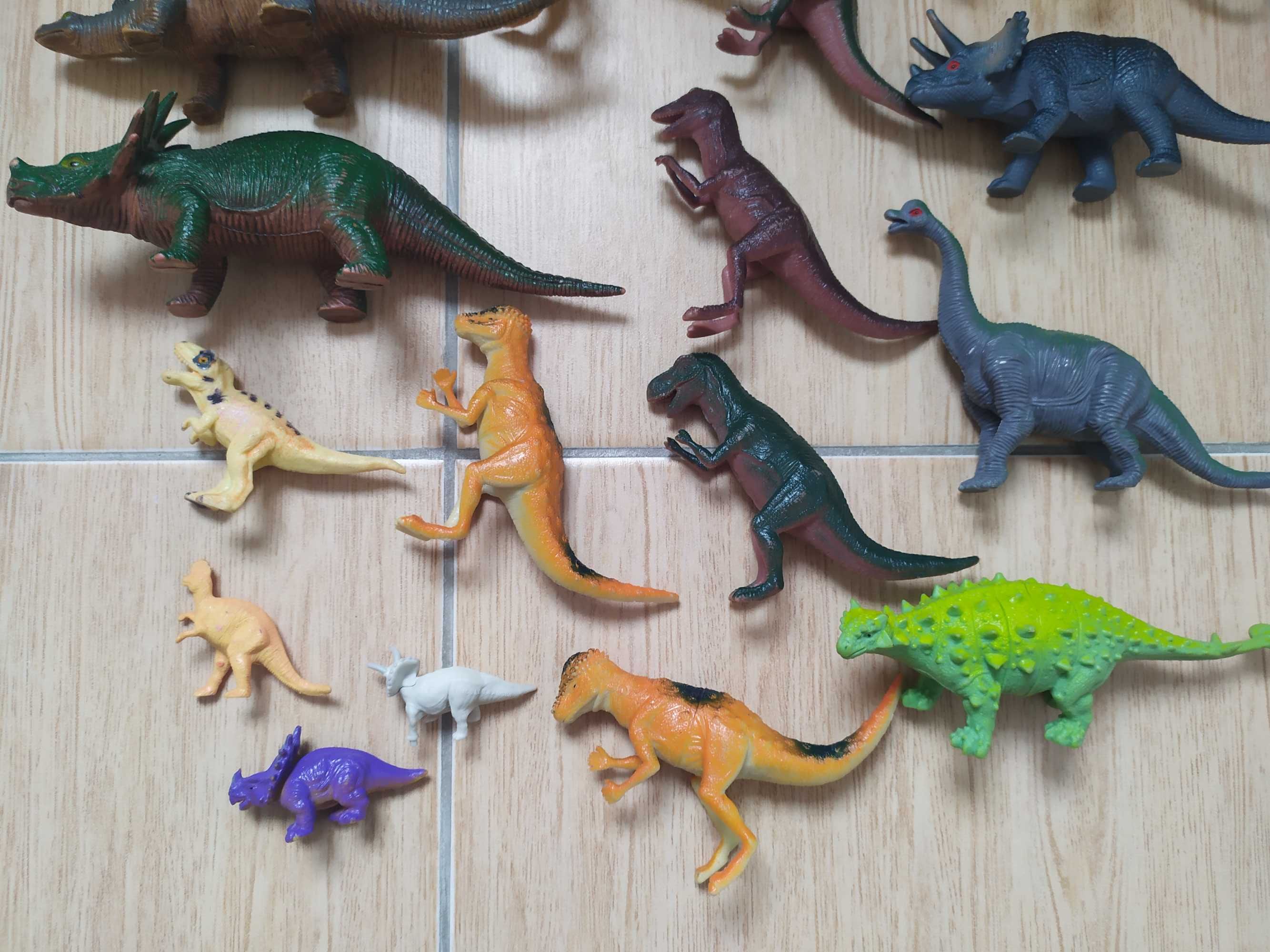 Zestaw figurek dinozaurów.