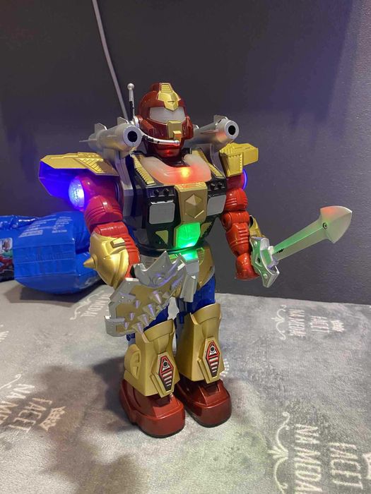Robot na baterie + dmuchane rękawki do pływania w gratisie