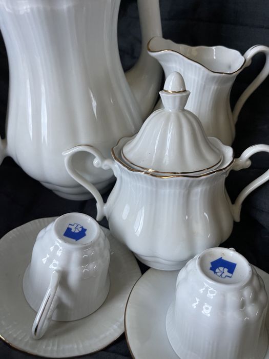 Serviço chá branco com debruado fio dourado