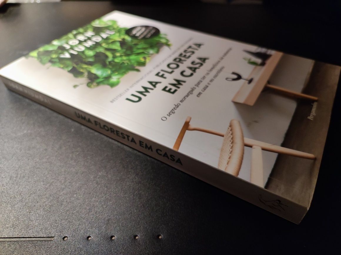 Livro "Uma Floresta em Casa" de Jorn Viumdal