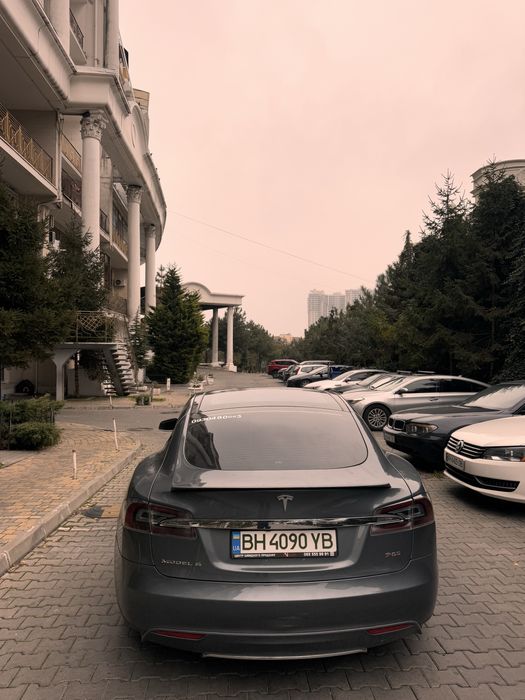 Tesla model S P85