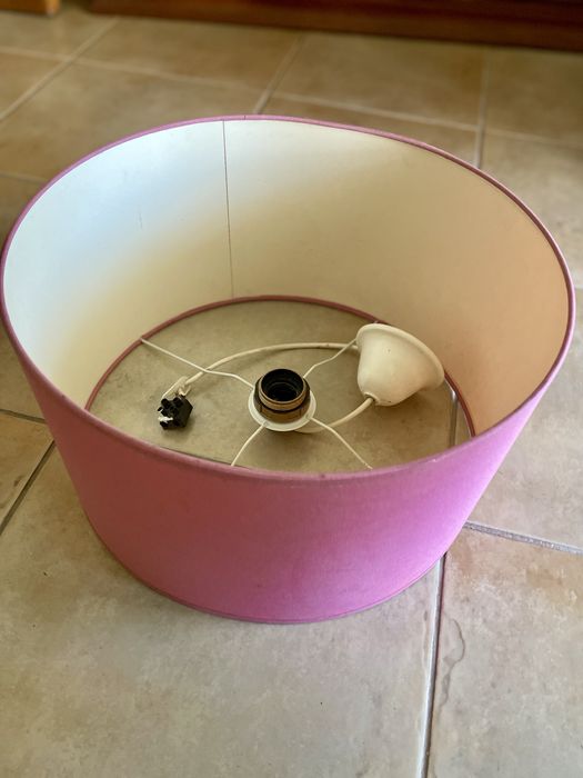 Abajur laranja e abajur rosa