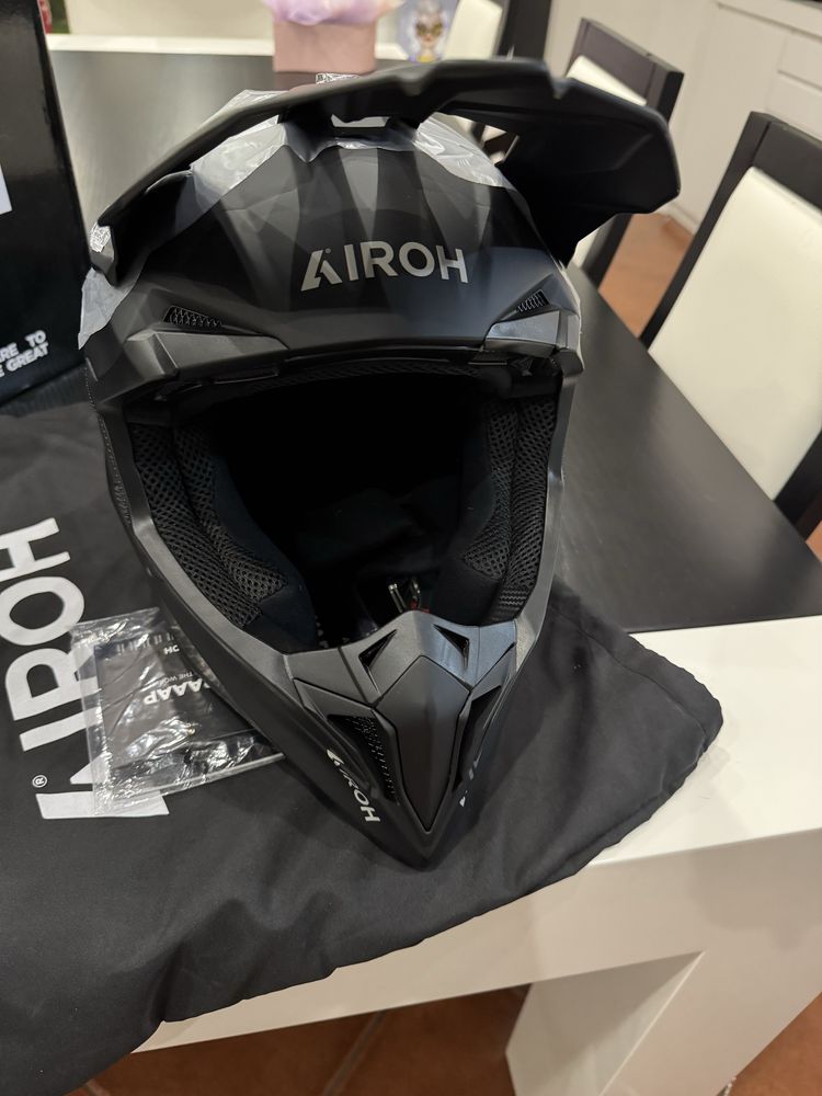 Capacete AIROH Black