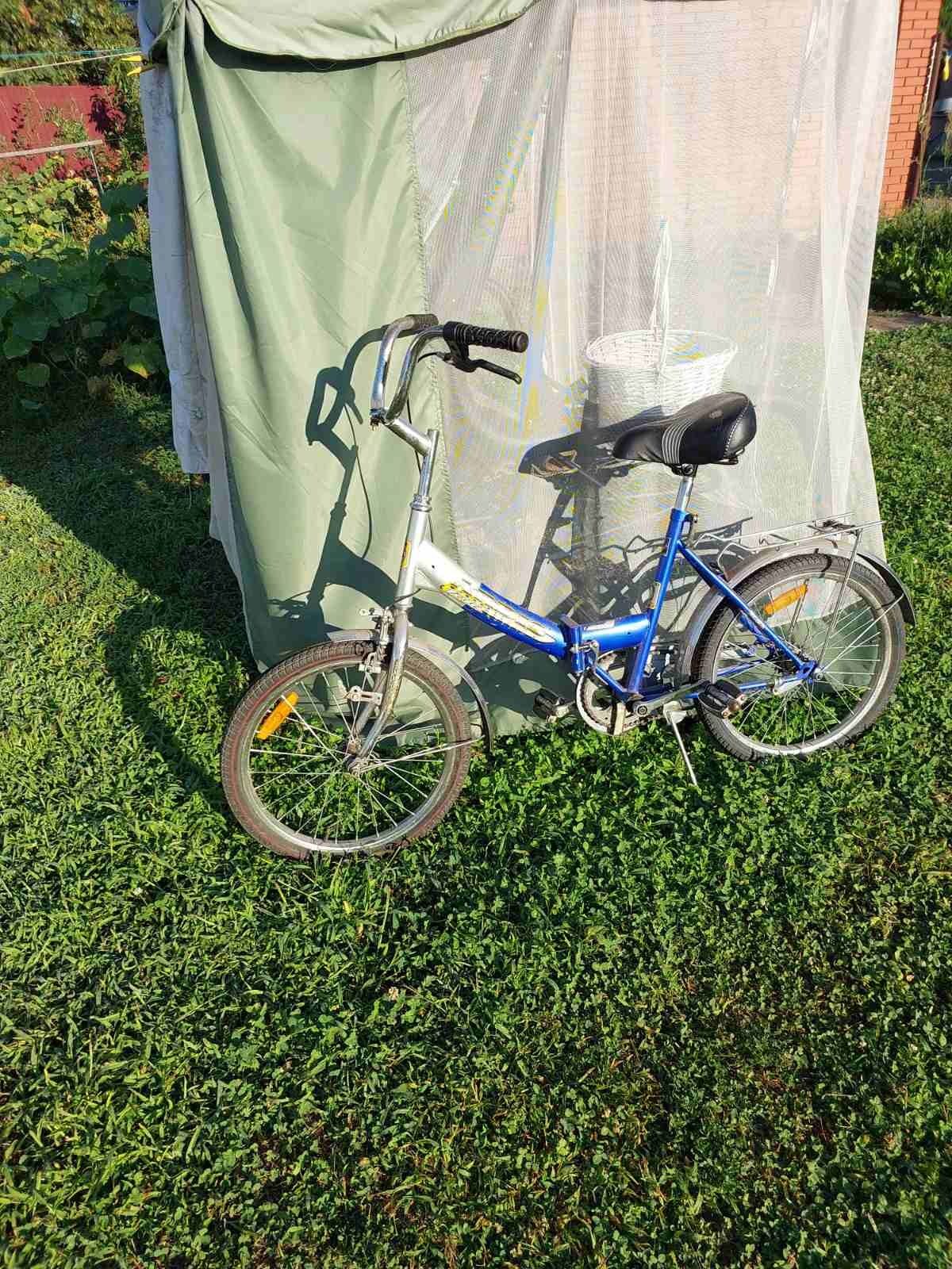 Велосипед синій.