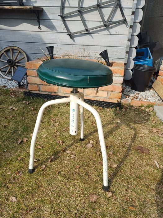Stary taboret medyczny, lekarski, szpitalny metalowy obrotowy z PRL.