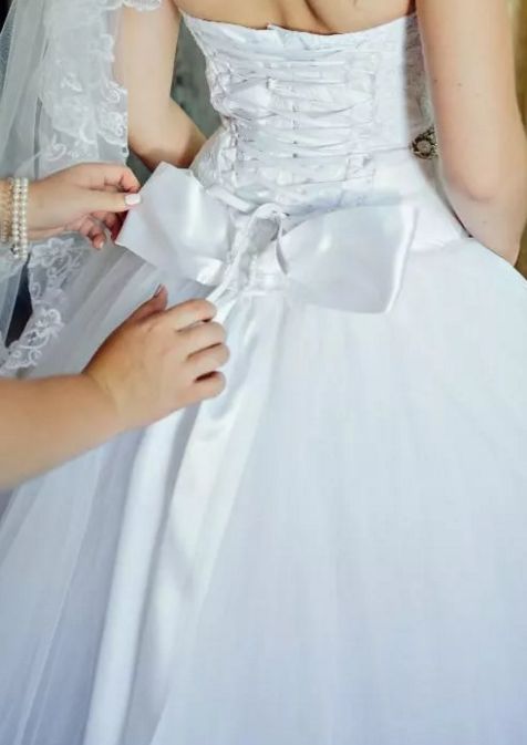 Красивое свадебное платье с корсетом пышное