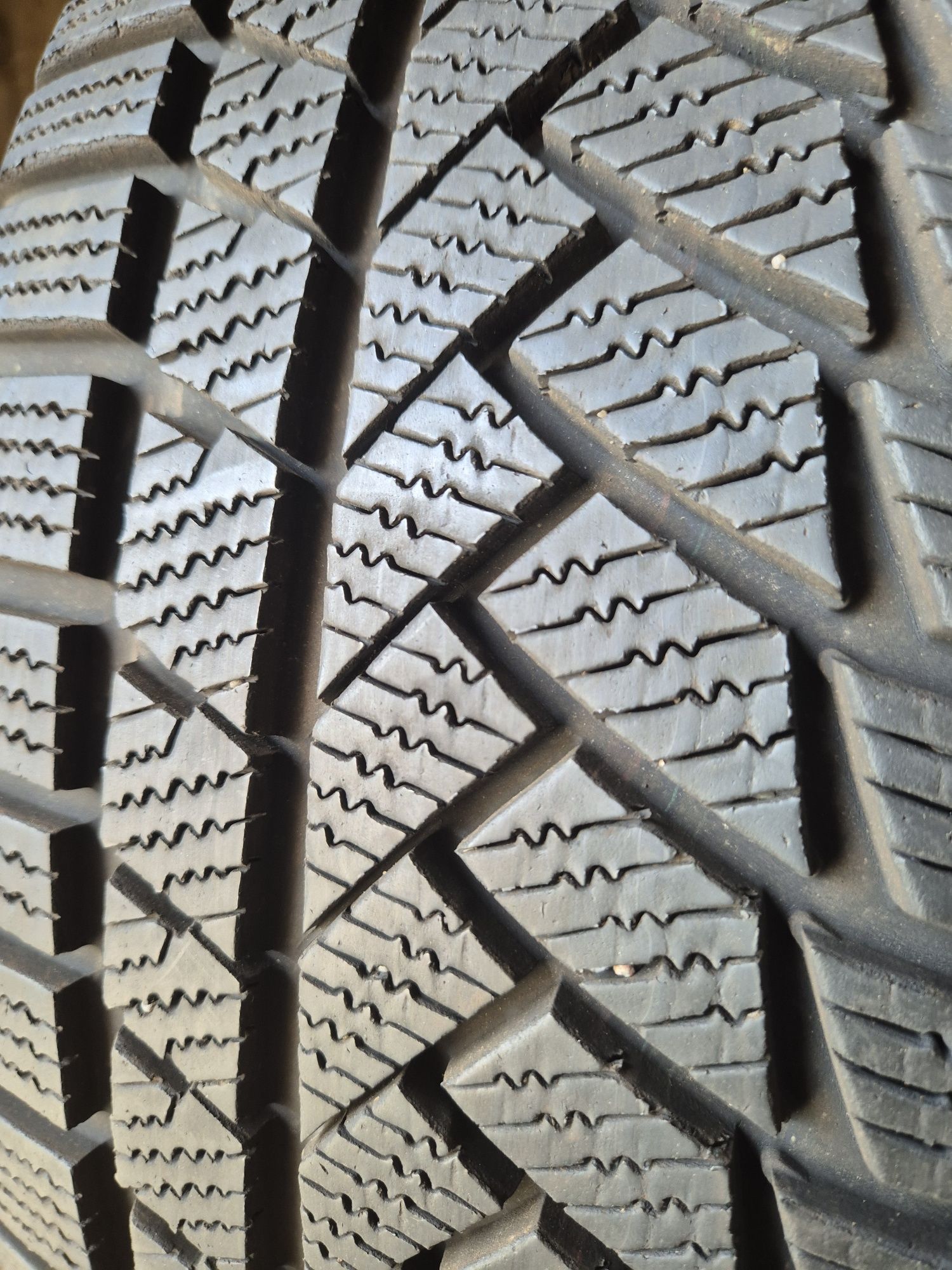 225/55/17 Continental para zima 8mm 17r stan bdb