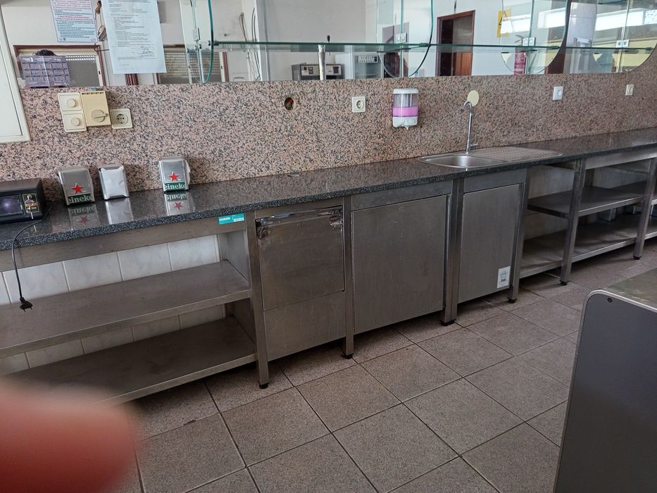 Balcão com arca frigorífica integrada + balcão para espaço comercial