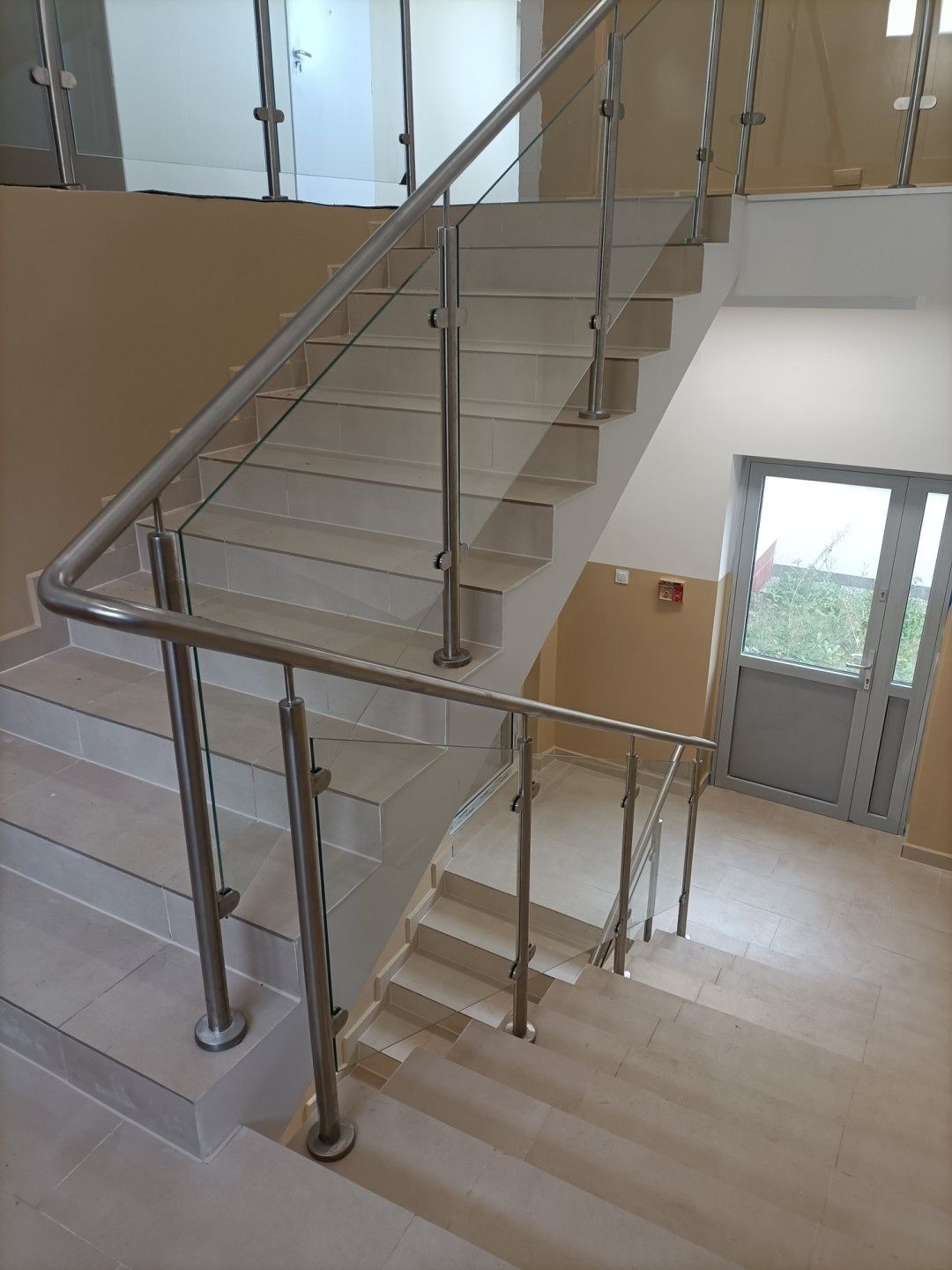 Balustrady malowane proszkowo oraz balustrady ze stali nierdzewnej.