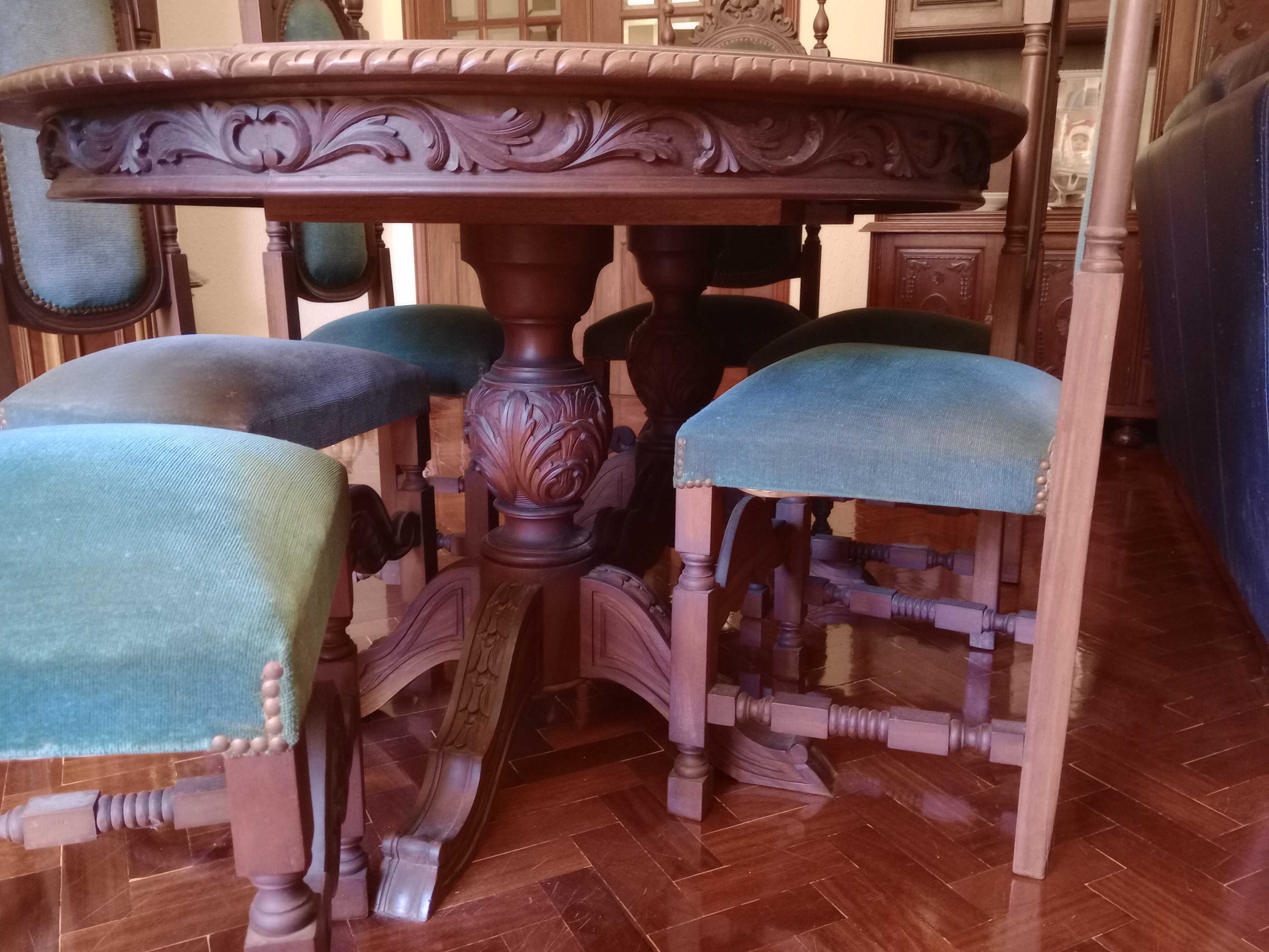 Mesa com 8 cadeiras