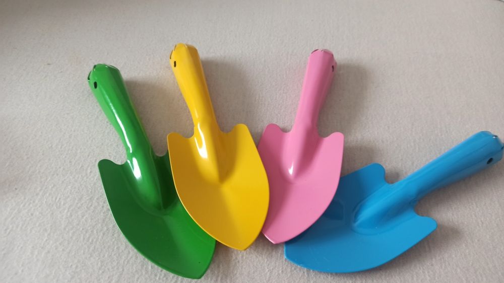Kolorowe łopatki do sadzenia do piasku