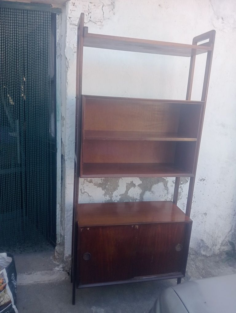 Móvel antigo de prateleiras