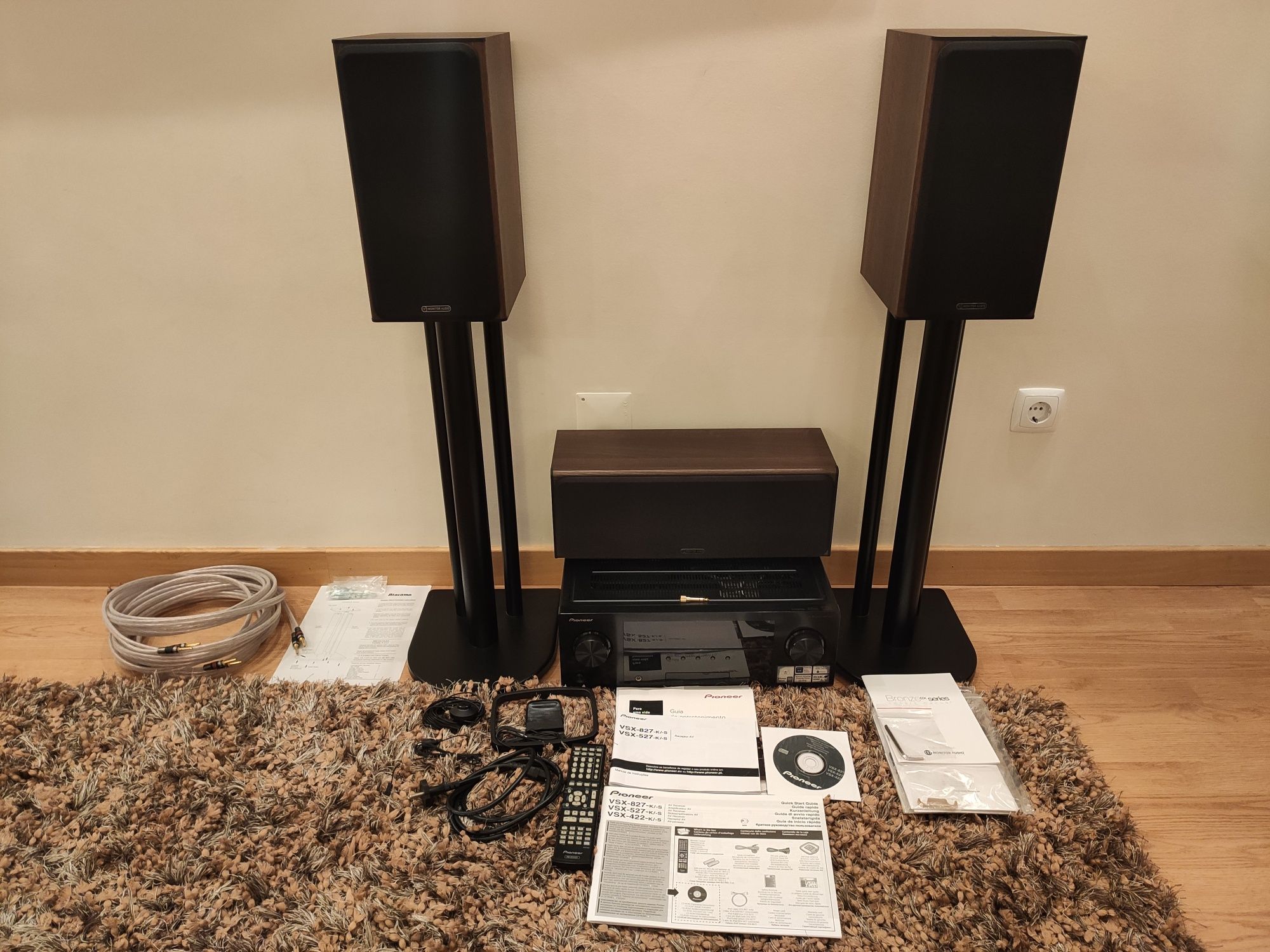 Vendo colunas Monitor Audio +  Cabos