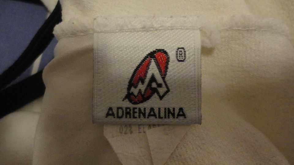 Top de senhora preto e branco com flores Adrenalina