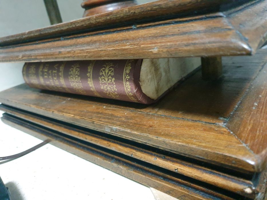 Grande candeeiro de mesa vintage representando uma prensa de livros