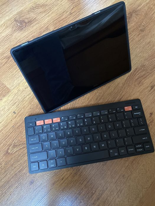 Tablet samsung galaxy tab a8+akcesoria etui, klawiatura itp