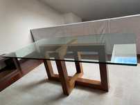 Mesa de jantar com tampo de vidro e pé em madeira venguê.
