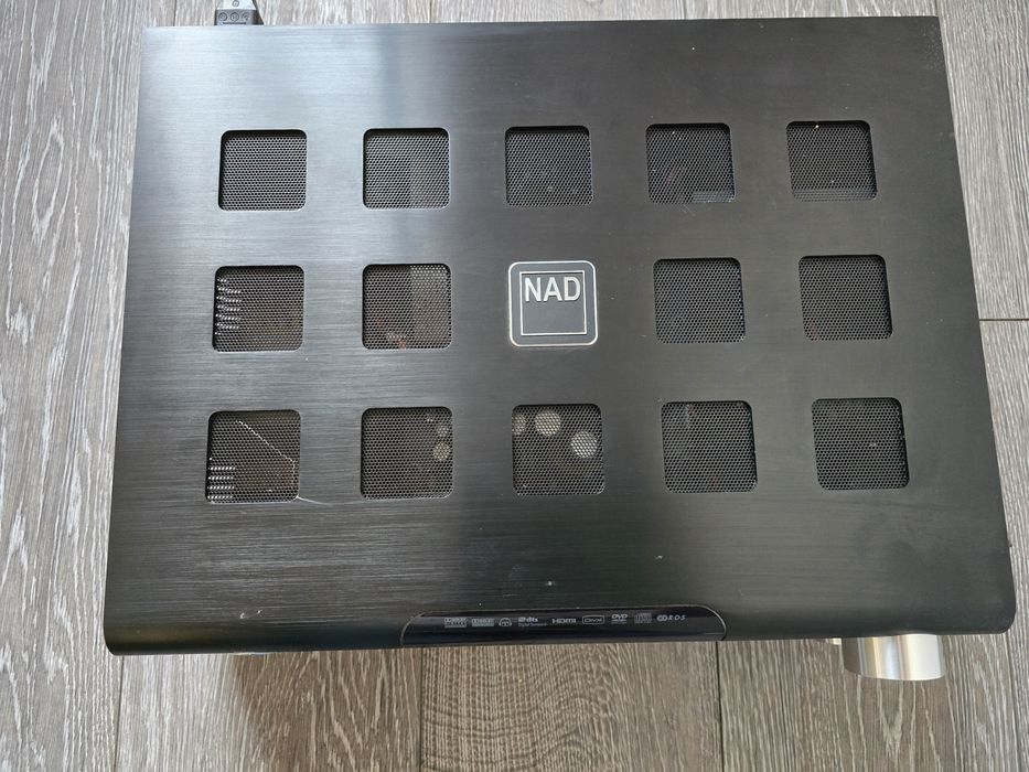 Amplituner NAD Viso Five bez pilota.