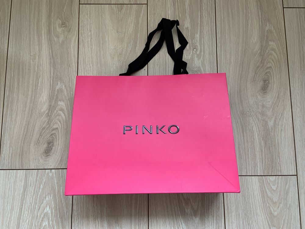 Коробки, пакети prada, guess, pinko для одягу чи сумок